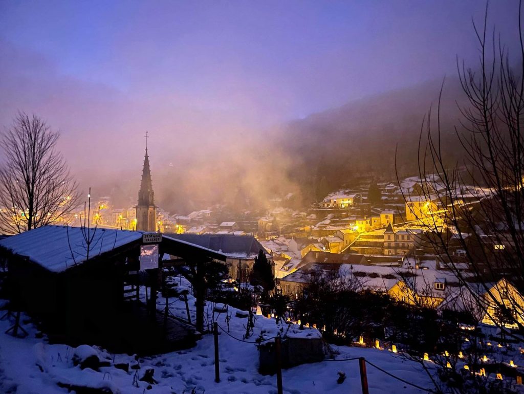De verlichting van de kerstmarkt van Plombières-les-Bains