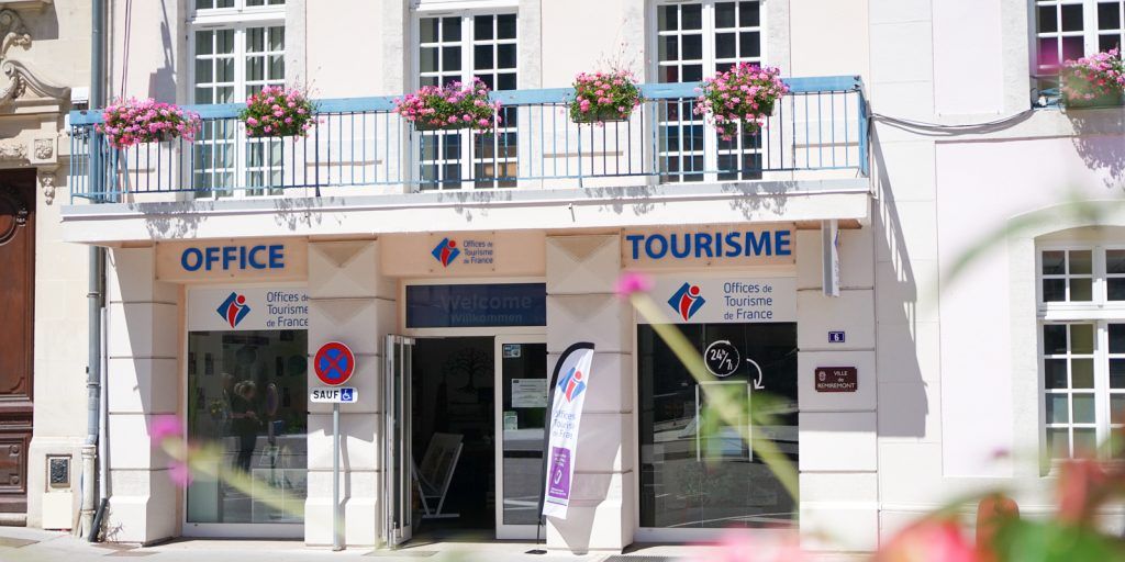 Frente do posto de turismo de Remiremont