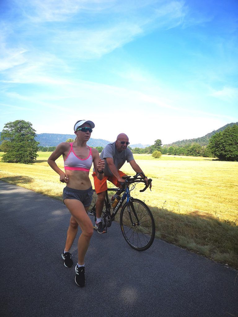 Clémence Beretta en entraînement sur la voie verte des Hautes-Vosges, avec son coach et papa