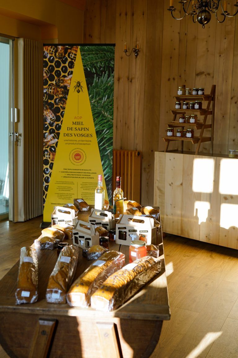 Le miel de sapin des Vosges AOP produit par Stella dans sa miellerie à Plombières-les-Bains