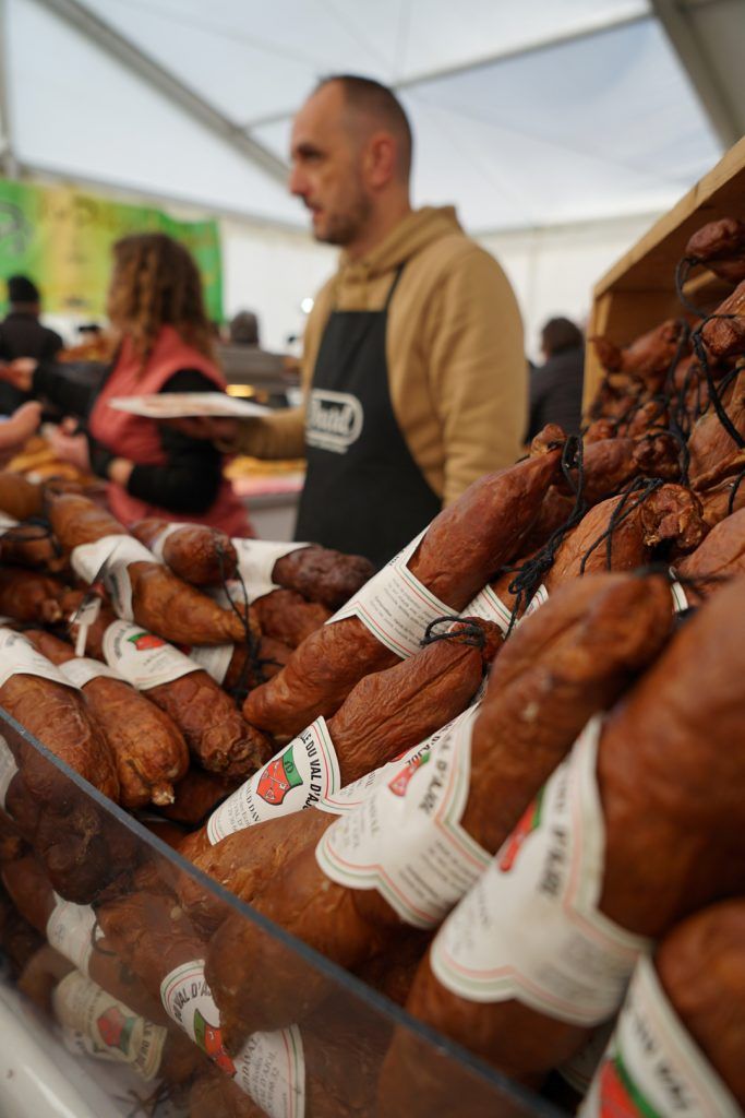 Édition 2023 de la Foire aux Andouilles (Le Val-d'Ajol, Vosges) - Le marché gourmand