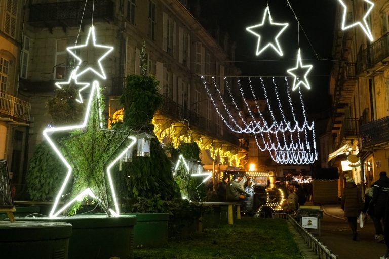 Staromodny jarmark bożonarodzeniowy w Plombières-les-Bains