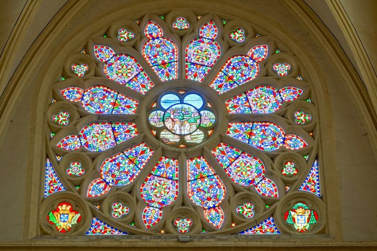 De glas-in-loodramen van de abdijkerk van Remiremont