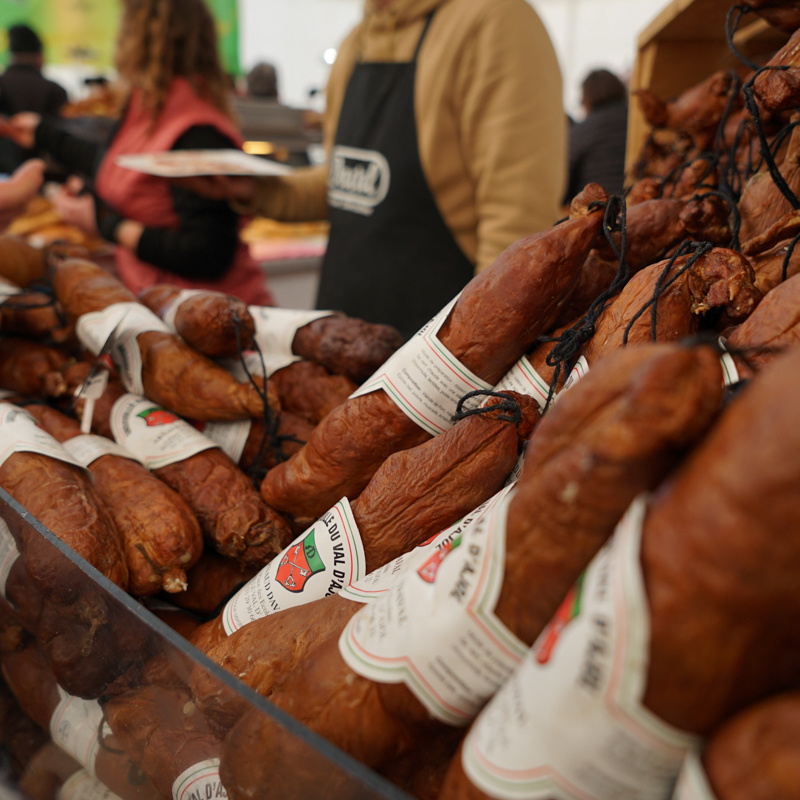Édition 2023 de la Foire aux Andouilles (Le Val-d'Ajol, Vosges) - Le marché gourmand