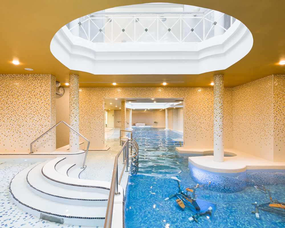 Piscine des Thermes de Contrexéville avec puit de lumière et aquabike ©J.-Baudoin-Industriel-Photographe