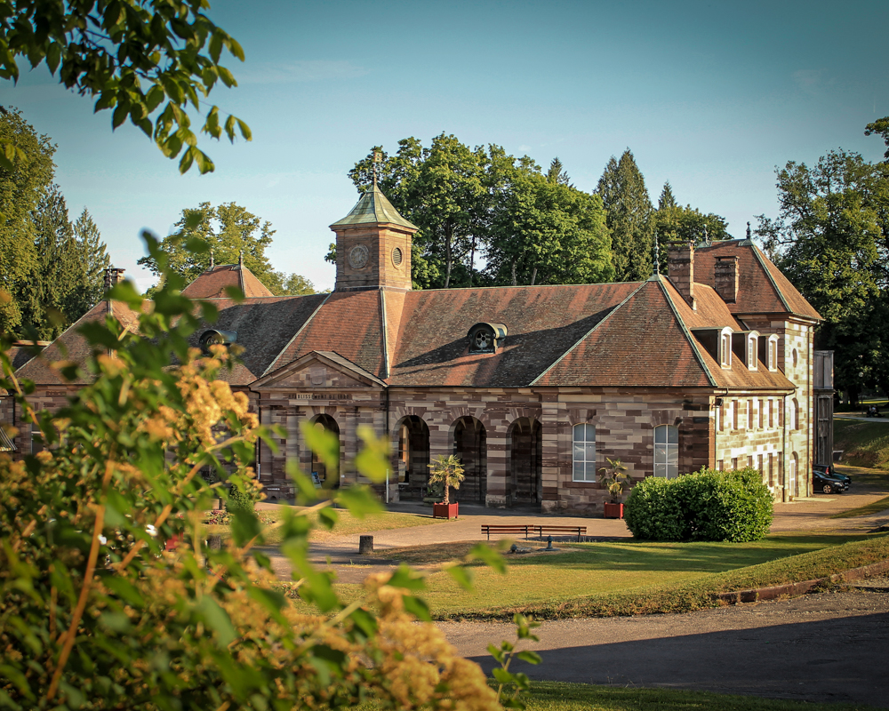 Внешний вид термальных ванн Люксёй-ле-Бен в самом сердце парка. ©Luxeuil Tourist Office