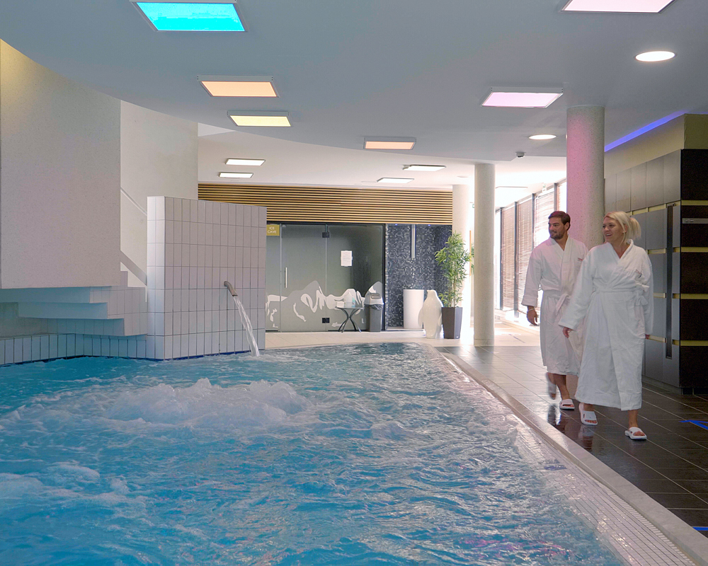 Deux curistes dans le spa de Vittel, debout au bord de la piscine