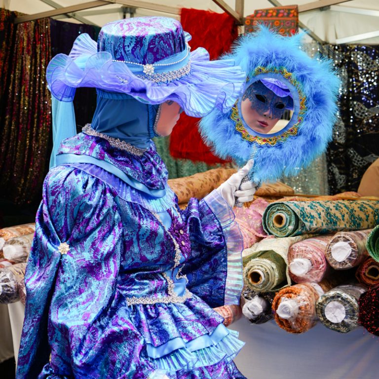 Une costumée en bleu dans le marché du Carnaval Vénitien de Remiremont