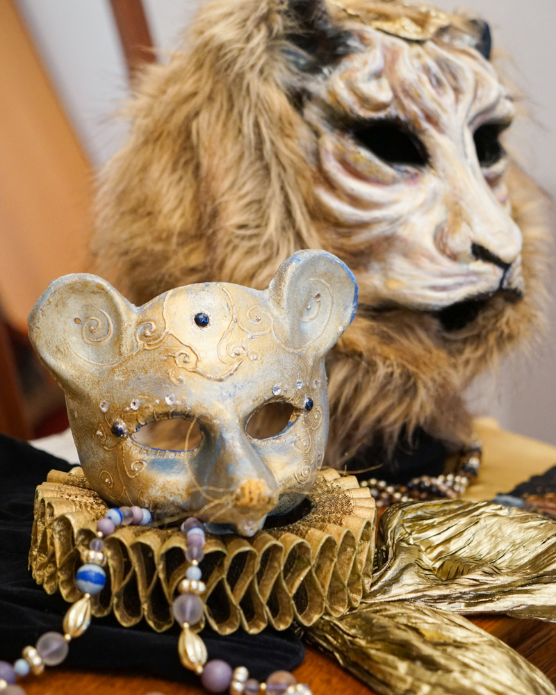 Ausstellung venezianischer Masken während des venezianischen Karnevals in Remiremont in den Vogesen