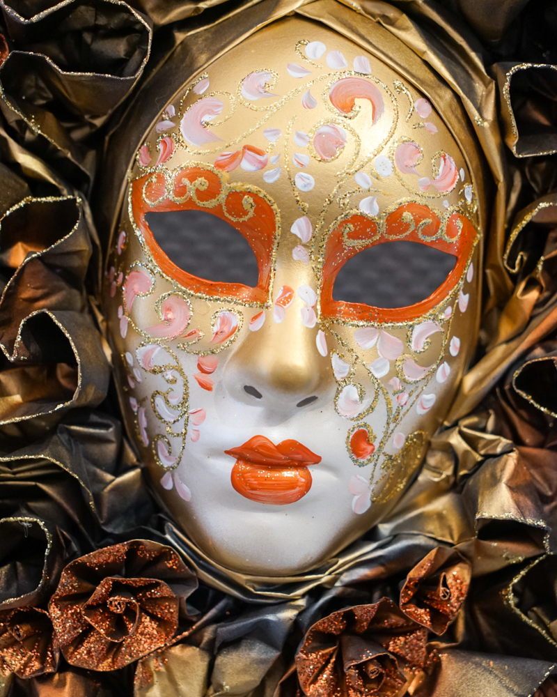 Ausstellung venezianischer Masken während des venezianischen Karnevals in Remiremont in den Vogesen