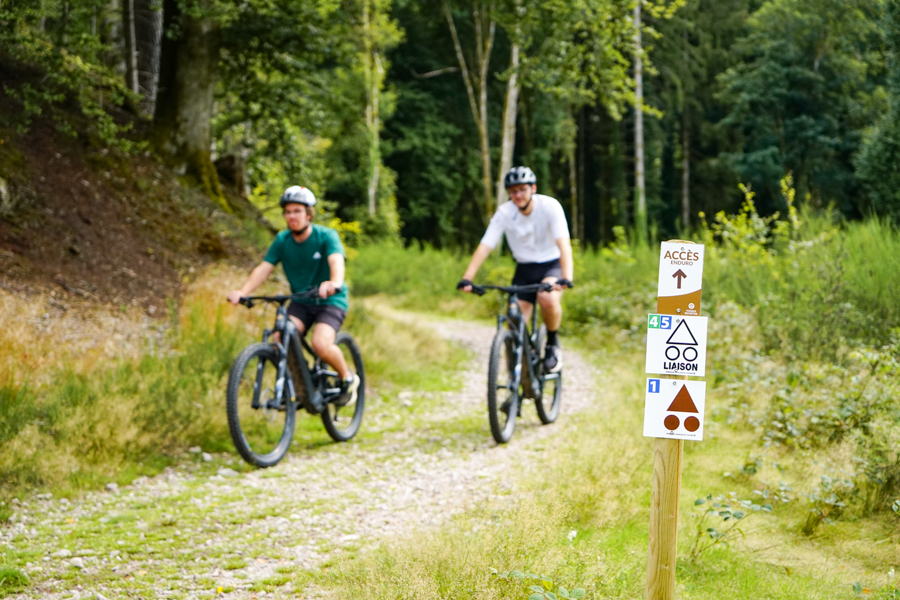 Twee mensen mountainbiken op gemarkeerde paden in Remiremont in de Vogezen.