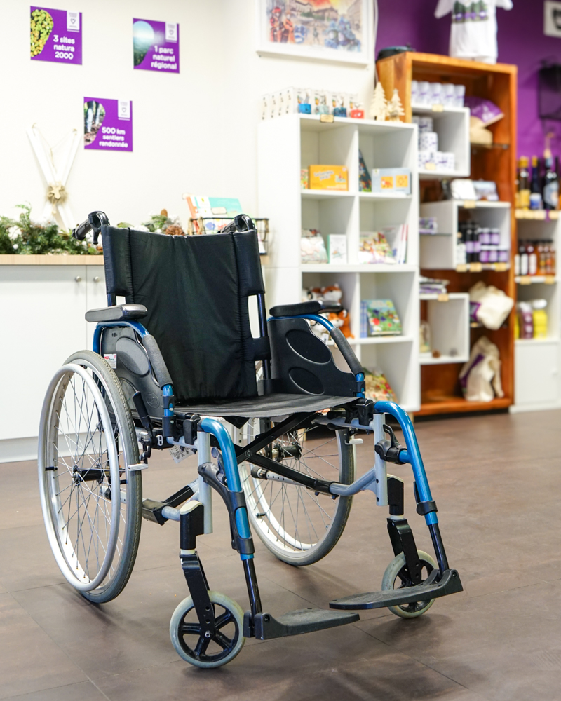Fauteuil roulant dans le bureau d'accueil de l'office de tourisme de Remiremont, mis à disposition gratuitement