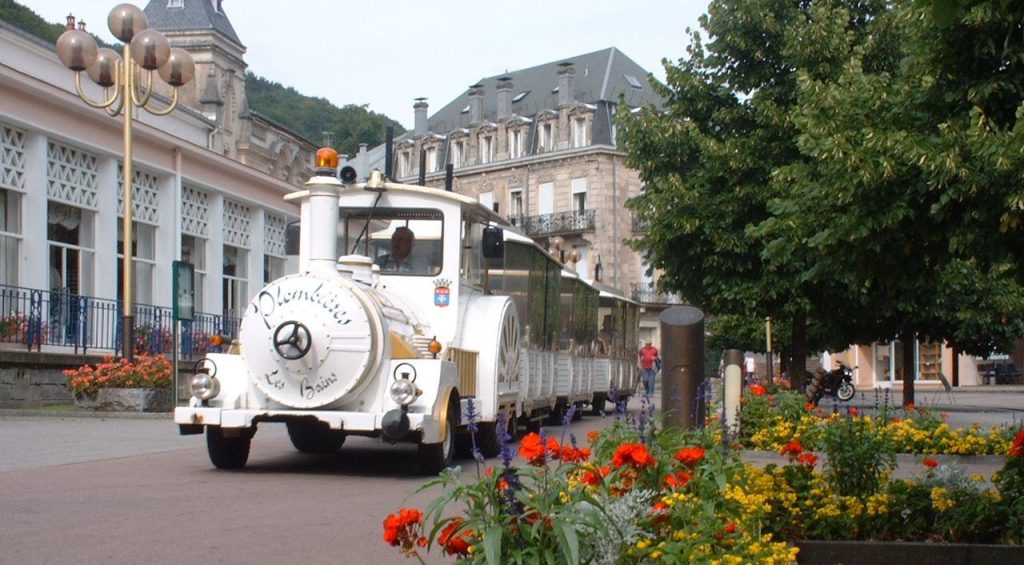 Небольшой туристический поезд Пломбьер-ле-Бен